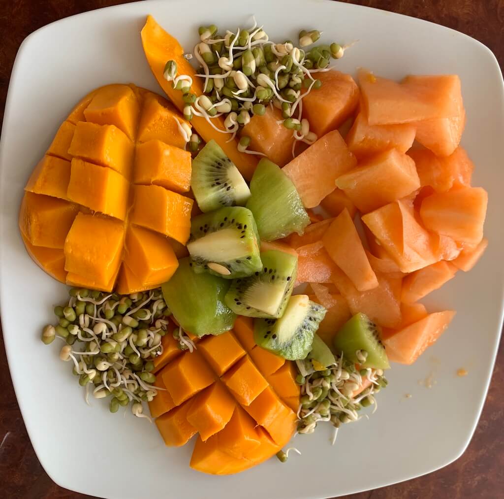 Fruit plate with mung beans